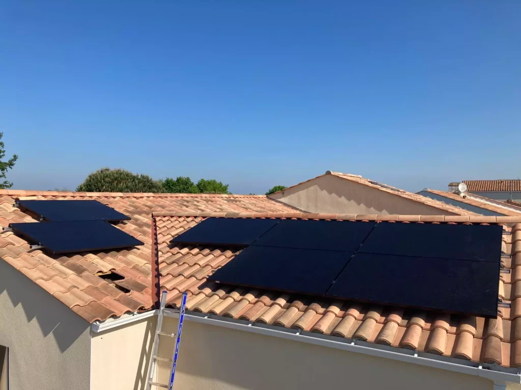 Y a-t-il certains types de toitures sur lesquels l'installation d'un kit solaire est impossible ou compliquée ?
